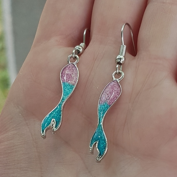 🧜🏼‍♀️ Mermaid Tail Earring - Picture 5 of 5